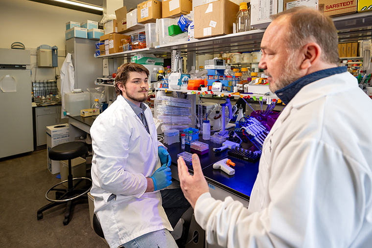 Keith Henry and student in lab